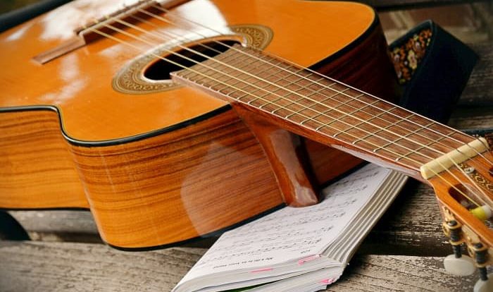 A solo folk singer accompanying herself on guitar