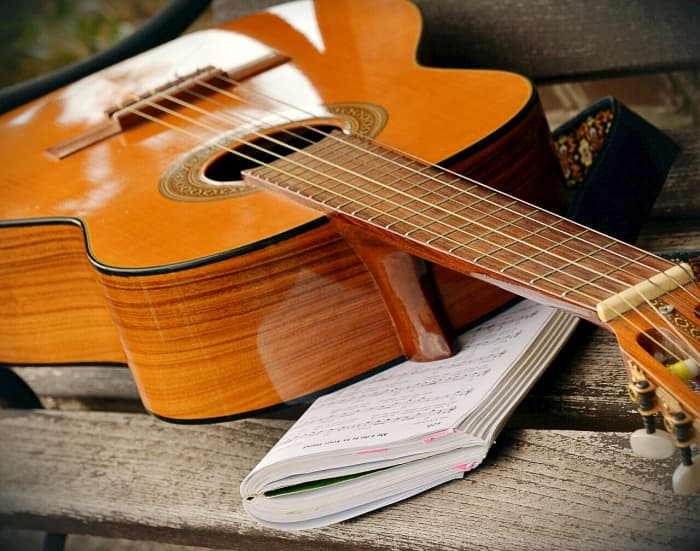 A solo folk singer accompanying herself on guitar